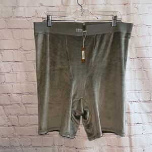 NWT SKIMS Velour Bike Short Size 4XL